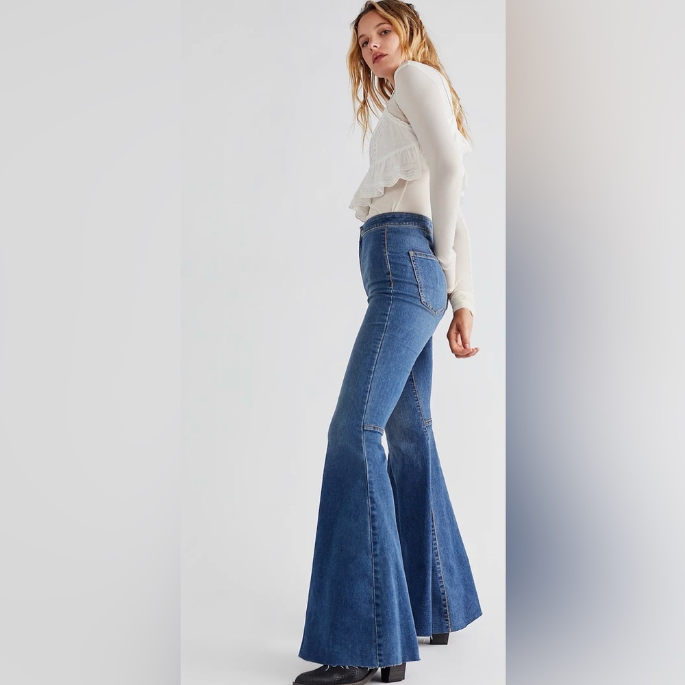 ⭐️Host Pick⭐️ FREE PEOPLE We The Free- Just Float On flared jeans NWT - Picture 3 of 13